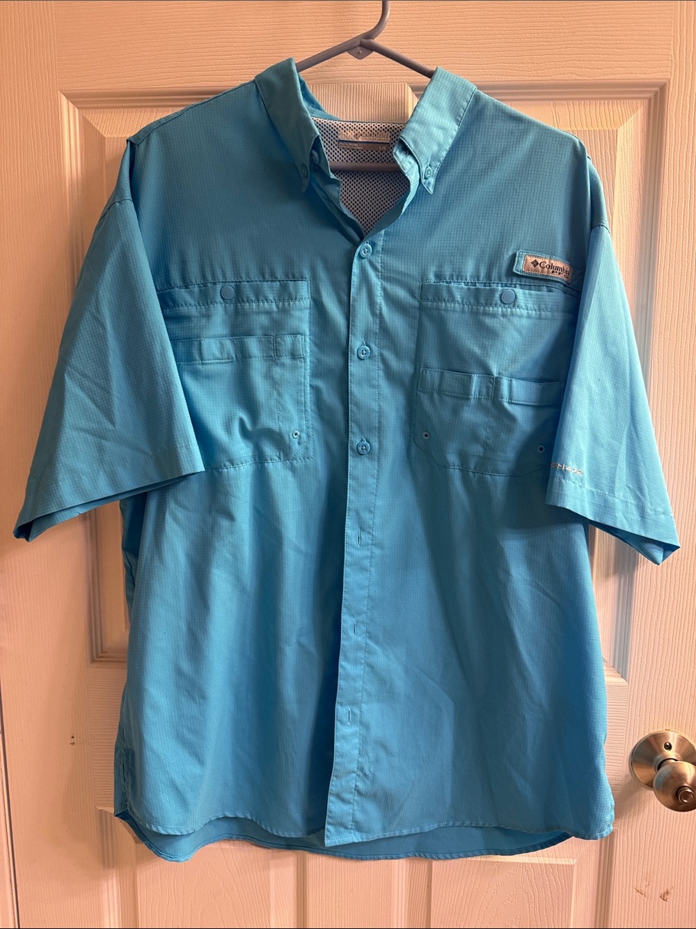 Columbia Men’s Short-Sleeve Button-Down Fishing Shirt in Aqua Blue